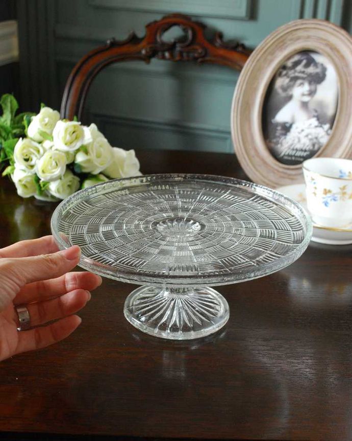アンティーク 雑貨のガラス小物　アンティーク雑貨　置くだけで華やかになるケーキスタンド、アンティークのプレスドグラス。たっぷり乗せて使えますホールケーキが丸ごと１台乗せれる大きさ。(pg-5209)