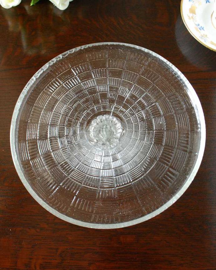 アンティーク 雑貨のガラス小物　アンティーク雑貨　置くだけで華やかになるケーキスタンド、アンティークのプレスドグラス。上から見ると美しいデザインアンティークのため、多少の欠け・傷がある場合がありますが、使用上問題はありませんので、ご了承下さい。(pg-5209)