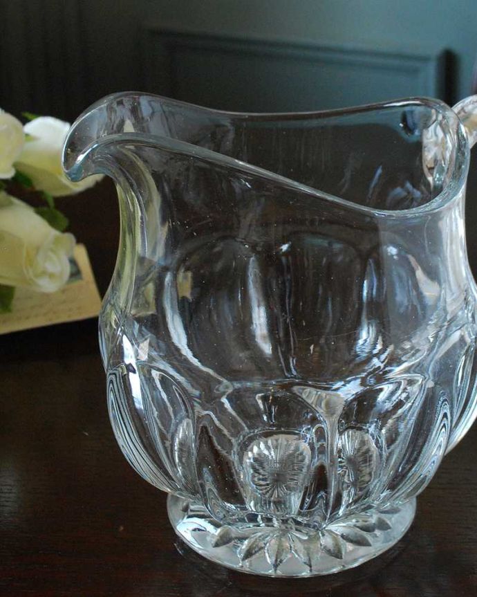 アンティーク 雑貨のガラス小物 アンティーク雑貨 テーブルコーディネートや、フラワーべースとしても使えるアンティークプレスドグラス、ウォータージャグ。英国の家庭には必ずあるウォータージャグアルコールを飲まない人のためにテーブルの中央にお水を置いて置かれていたウォータージャグ。(pg-5220)