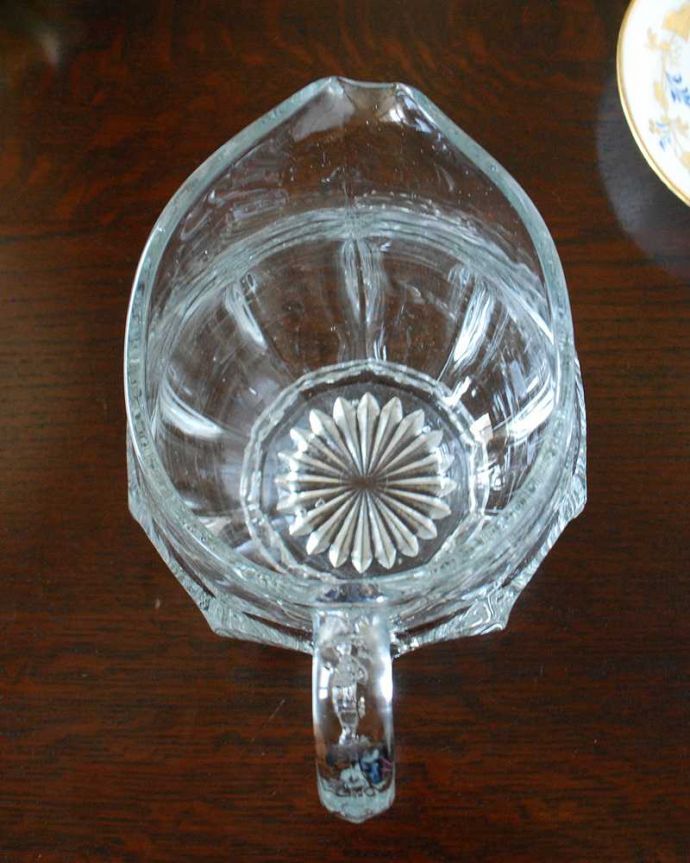 アンティーク 雑貨のガラス小物 アンティーク雑貨 テーブルコーディネートや、フラワーべースとしても使えるアンティークプレスドグラス、ウォータージャグ。中を見てみると・・・アンティークなので多少のキズやカケがありますが使用上問題がないものだけをご紹介しています。(pg-5220)