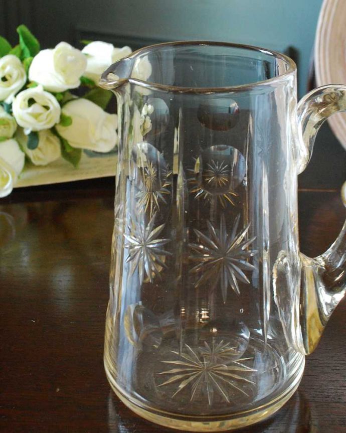 アンティーク 雑貨のガラス小物 アンティーク雑貨 お花が咲いたアンティーク プレスドグラス、花器にも使えるレモネードジャグ。憧れのレモネードが似合うジャグシンプルなデザインのレモネードジャグは、春から夏にかけて芝生のグリーンが鮮やかな時期にレモネードを入れて使われていました。(pg-5222)