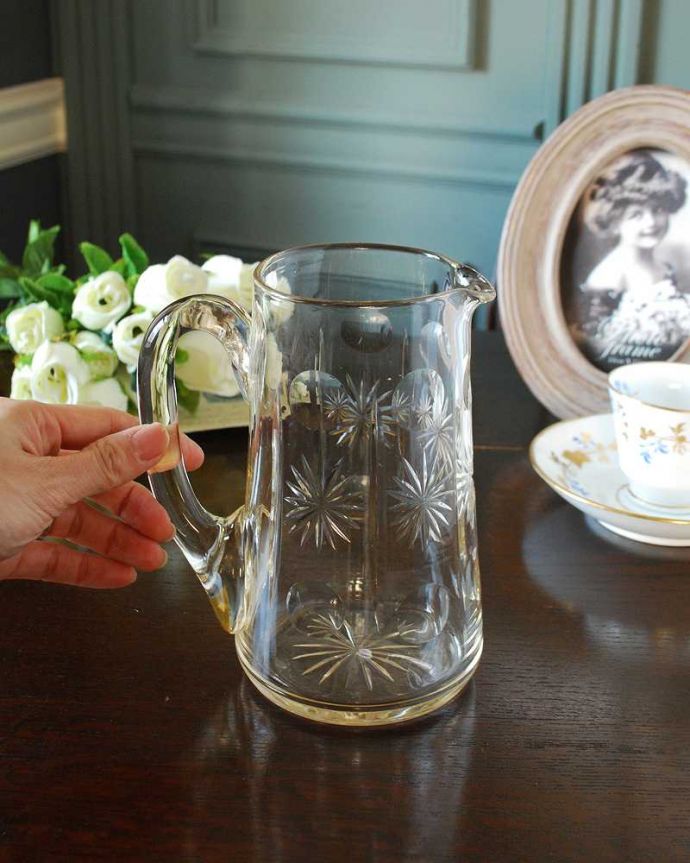 アンティーク 雑貨のガラス小物 アンティーク雑貨 お花が咲いたアンティーク プレスドグラス、花器にも使えるレモネードジャグ。いろんな使い方で楽しんで下さい飲み物を入れるのはもちろんフラワーベースとしても使いやすい便利なサイズです。(pg-5222)
