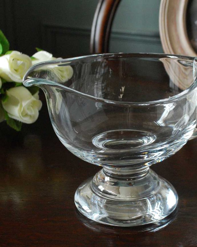 アンティーク 雑貨のガラス小物　アンティーク雑貨　イギリスのアンティーク雑貨、プレスドグラスの持ち手付きソースポット。食卓を華やかにしてくれる器日本ではあまり見かけないソースポットですが、意外にもいろんなものを入れて便利に使えます。(pg-5223)