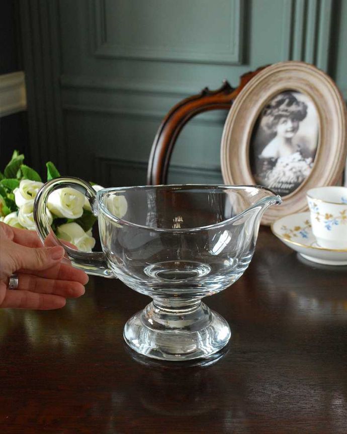 アンティーク 雑貨のガラス小物　アンティーク雑貨　イギリスのアンティーク雑貨、プレスドグラスの持ち手付きソースポット。たっぷり入るサイズですいろんなものをたっぷり入れていただけるサイズ。(pg-5223)