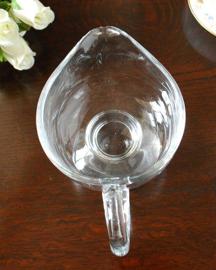 アンティーク 雑貨のガラス小物　アンティーク雑貨　イギリスのアンティーク雑貨、プレスドグラスの持ち手付きソースポット。上から見ると･･･アンティークなので多少のキズやカケがある場合はありますが、使用上問題はありませんのでご了承下さい。(pg-5223)