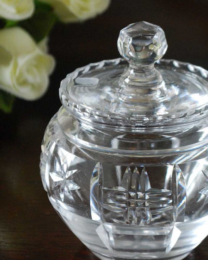 アンティーク 雑貨のガラス小物 アンティーク雑貨 ティータイムに華を添えるアンティークプレスドグラス、シュガーポット。アフタヌーンティーをより楽しむ器英国の人にとって大切なアフタヌーンティー。(pg-5227)