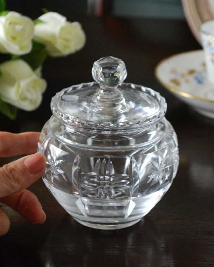 アンティーク 雑貨のガラス小物 アンティーク雑貨 ティータイムに華を添えるアンティークプレスドグラス、シュガーポット。スプーンの差し込み口がついています蓋にスプーンが挿しこめるようにカットされているので、とっても便利です。(pg-5227)