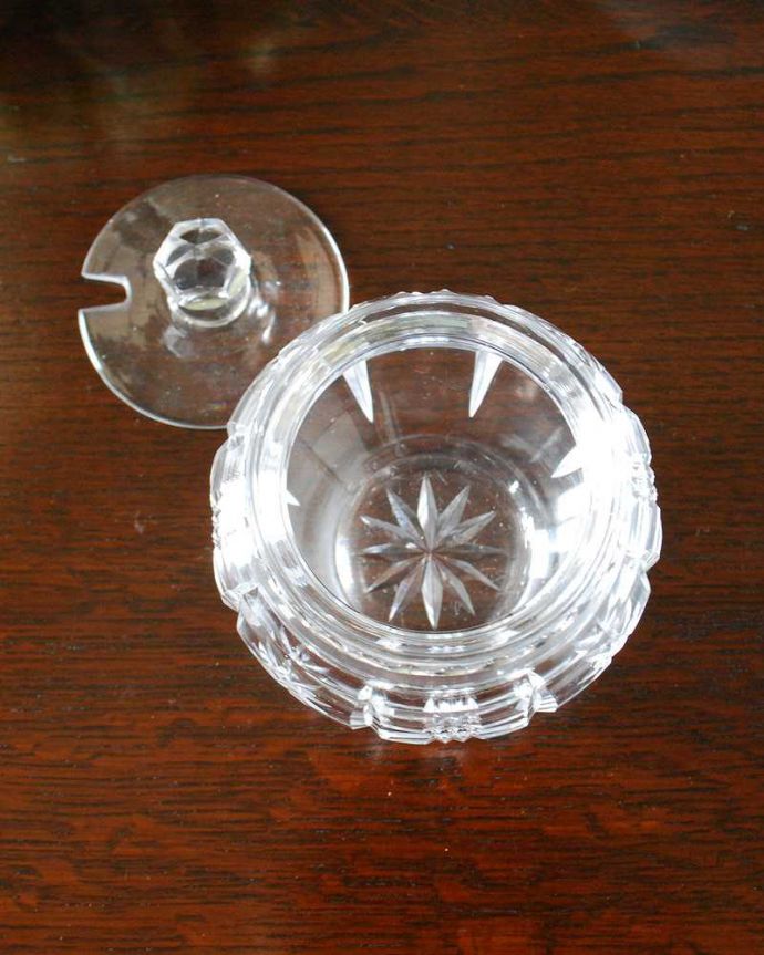 アンティーク 雑貨のガラス小物 アンティーク雑貨 ティータイムに華を添えるアンティークプレスドグラス、シュガーポット。ふたをとって中をのぞいてみると・・・ふたにはスプーン用の切込みが。(pg-5227)