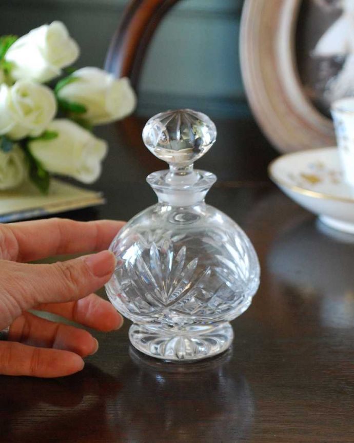 アンティーク 雑貨のガラス小物 アンティーク雑貨 コロンと可愛いフォルムのアンティークプレスドグラス、 フレグランスボトル(香水ビン)。貴重なガラスの栓付きですガラスで出来た栓は壊れやすいので残っているだけで貴重です。(pg-5233)