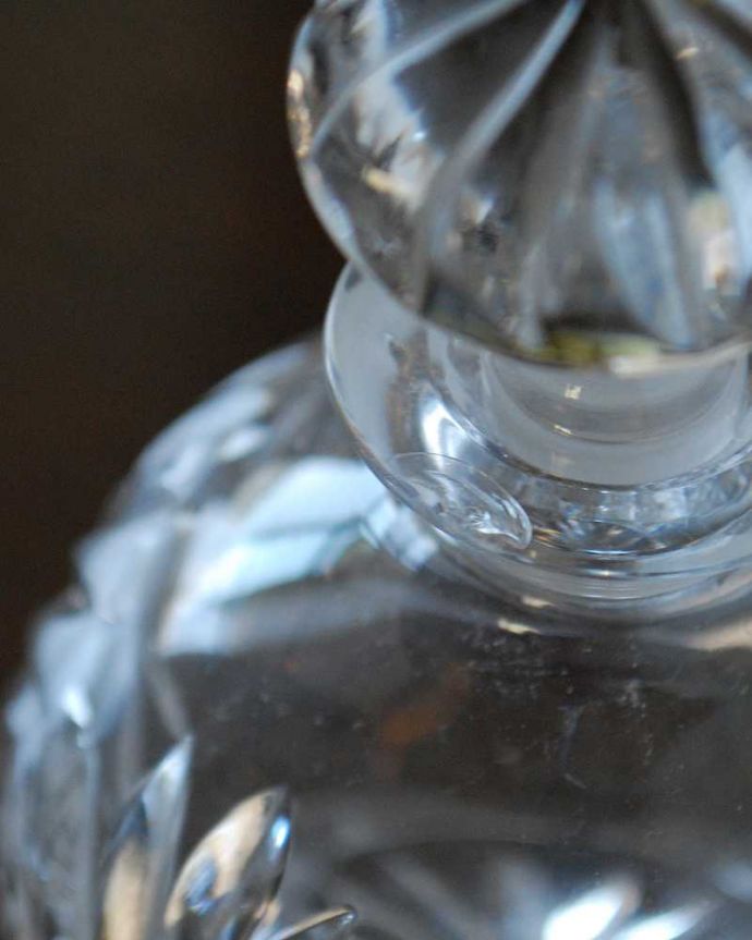 アンティーク 雑貨のガラス小物 アンティーク雑貨 コロンと可愛いフォルムのアンティークプレスドグラス、 フレグランスボトル(香水ビン)。カケがあるのでSALE価格ですカケがありました。(pg-5233)