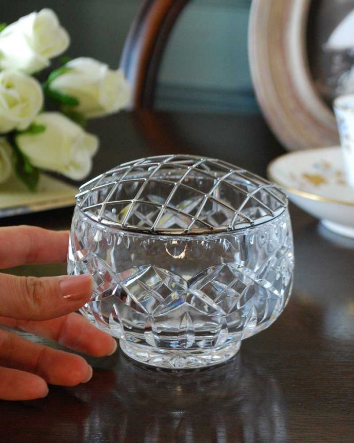 アンティーク 雑貨のガラス小物 アンティーク雑貨 花留め付きのフラワーベース(ガラスボウル)アンティークプレスドグラス。挿すだけで簡単アレンジメントお花を切って挿すだけで、あっという間に素敵なアレンジメントが出来上がります。(pg-5237)