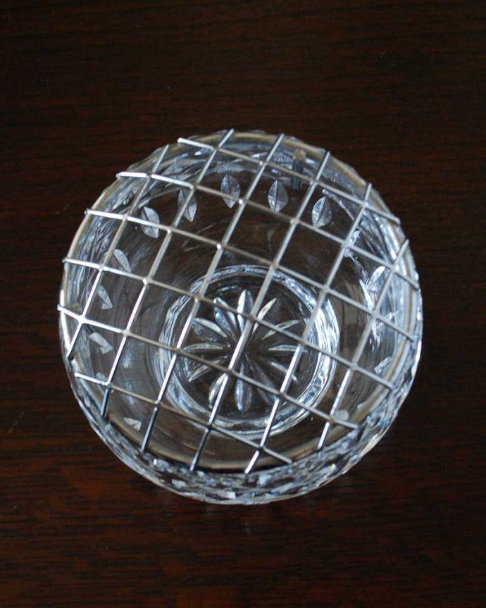 アンティーク 雑貨のガラス小物 アンティーク雑貨 花留め付きのフラワーベース(ガラスボウル)アンティークプレスドグラス。上から見ると蓋は取り外しが出来るから取り扱いもラクです。(pg-5237)