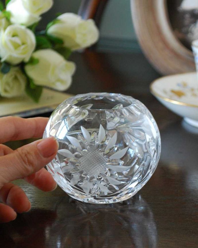 アンティーク 雑貨のガラス小物　アンティーク雑貨　大きなひまわりの花が咲いたデザインが可愛いアンティークプレスドグラス、フラワーベース。お花を１輪挿すだけ花器が美しいので１輪挿すだけでパッと華やかになります。(pg-5239)