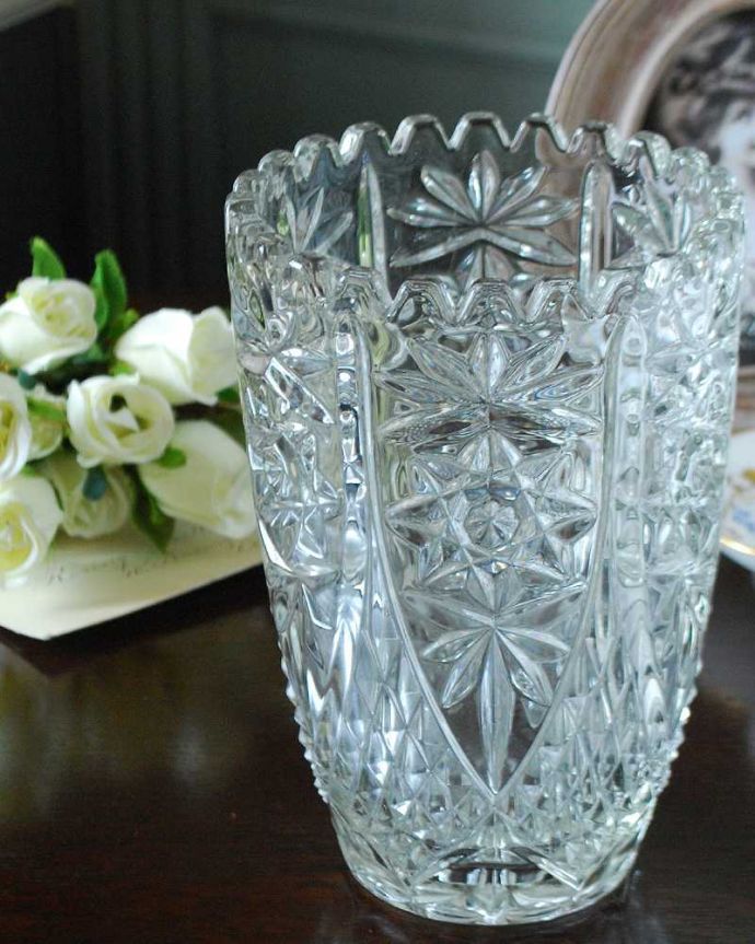 アンティーク 雑貨のガラス小物 アンティーク雑貨 豪華なカッティングがお部屋を彩るアンティーク プレスドグラス、フラワーベース。光が入るとキラキラと輝きますサイズが大きなプレスドグラスは、より太陽の光を反射してキラキラと輝きます。(pg-5243)