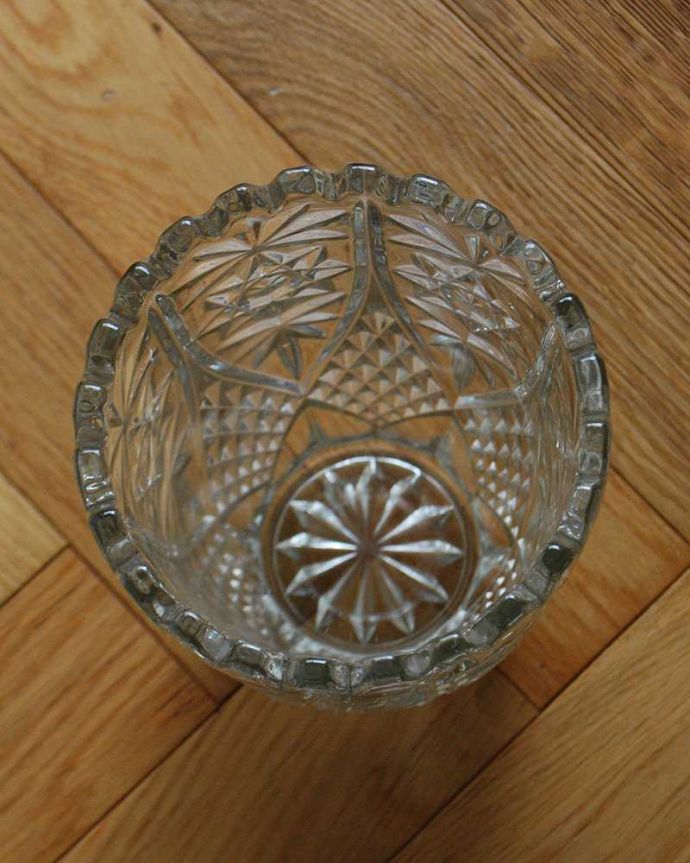 アンティーク 雑貨のガラス小物 アンティーク雑貨 豪華なカッティングがお部屋を彩るアンティーク プレスドグラス、フラワーベース。上からのぞいて見ると・・・アンティークなので多少のキズ・欠けがある場合がありますが、使用上問題はありませんので、ご了承下さい。(pg-5243)