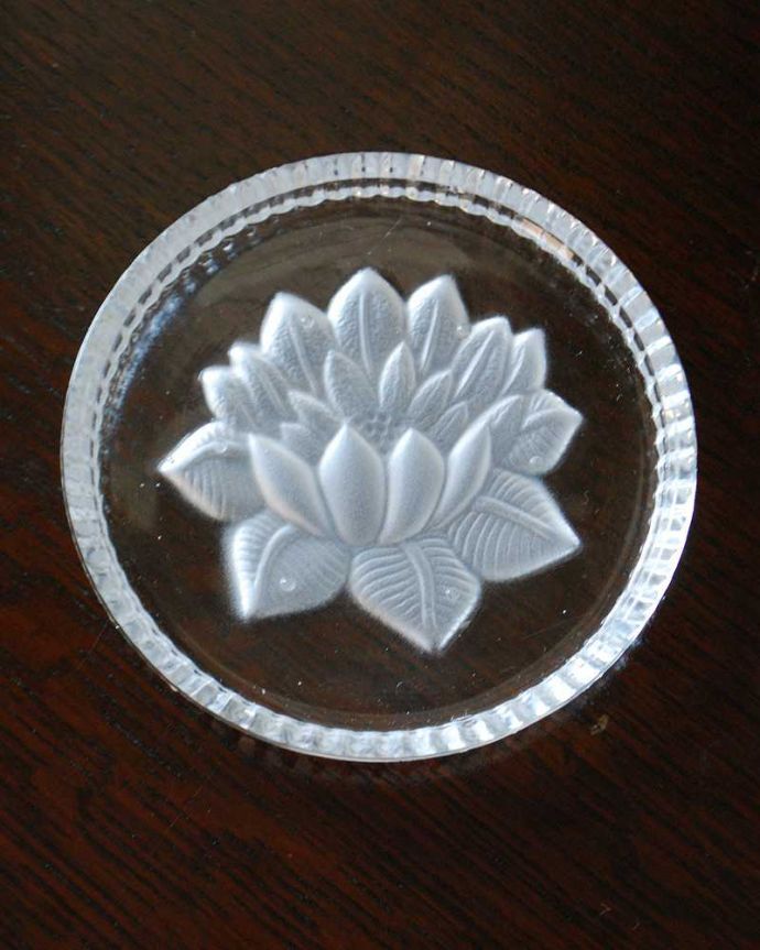 アンティーク 雑貨のガラス小物　アンティーク雑貨　美しい蓮の花がデザインされたガラスのコースター、アンティークプレスドグラス(プレート)。上から見るとこんな形アンティークなので多少のキズやカケがある場合はありますが、使用上問題はありませんのでご了承下さい。(pg-5245)