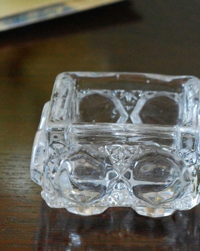 アンティーク雑貨 ワンランク上の食卓をつくるプレスドグラス、スパイスボウル(塩入れ)。イギリスの食卓には欠かせないアイテム最後の味付けをするのは食べる人自身と言う個人主義を大切にするイギリスでは、食卓には欠かせないスパイスケース。(pg-5251)