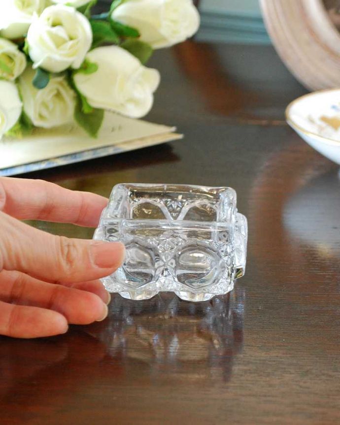 アンティーク雑貨 ワンランク上の食卓をつくるプレスドグラス、スパイスボウル(塩入れ)。使う度に、なんだかワクワク食事の時間が楽しくなっちゃう美しいデザイン。(pg-5251)