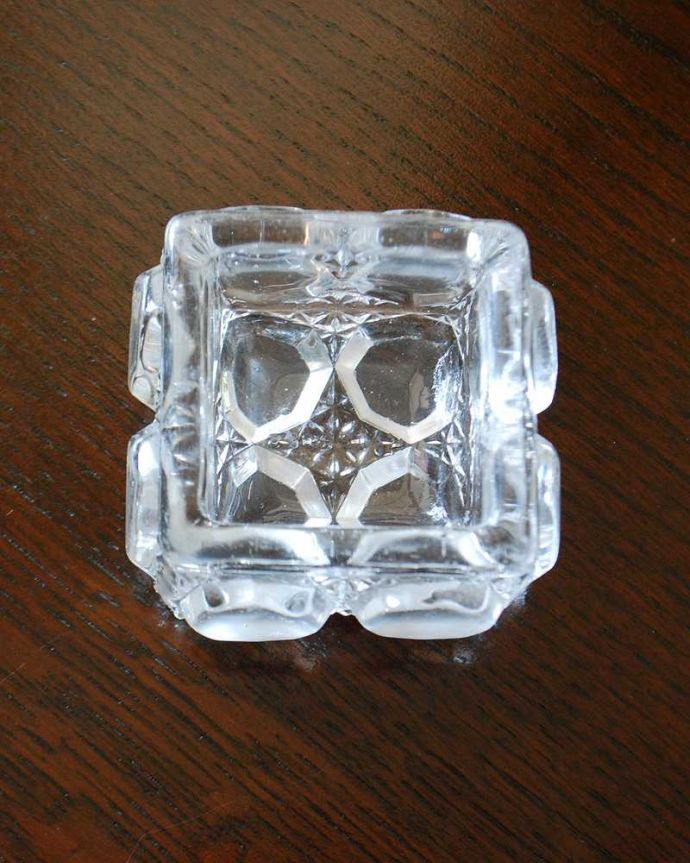 アンティーク雑貨 ワンランク上の食卓をつくるプレスドグラス、スパイスボウル(塩入れ)。上から見るとこんな形アンティークなので多少のキズやカケがある場合はありますが、使用上問題はありませんのでご了承下さい。(pg-5251)