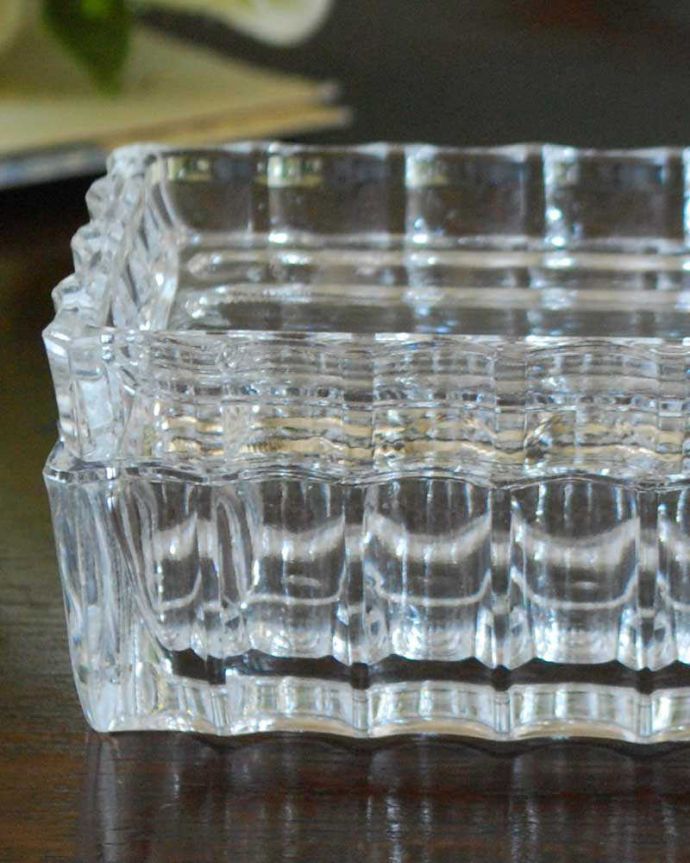 アンティーク 雑貨のガラス小物　アンティーク雑貨　きらきらのカッティングが美しいプレスドグラスのパフケース。ドレッシングセットに欠かせなかった女性のための器もともとはドレッシングチェストの上に置いて、コットンやパフなどを収納するために作られたプレスドグラスです。(pg-5257)