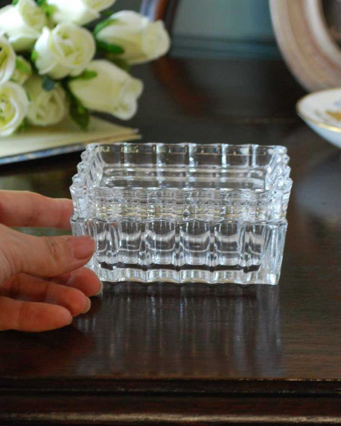 アンティーク 雑貨のガラス小物　アンティーク雑貨　きらきらのカッティングが美しいプレスドグラスのパフケース。ふたを開ける度にワクワク･･･キラキラ輝くガラスの器は、どんな場所に置いても光りに反射してキレイに輝きます。(pg-5257)