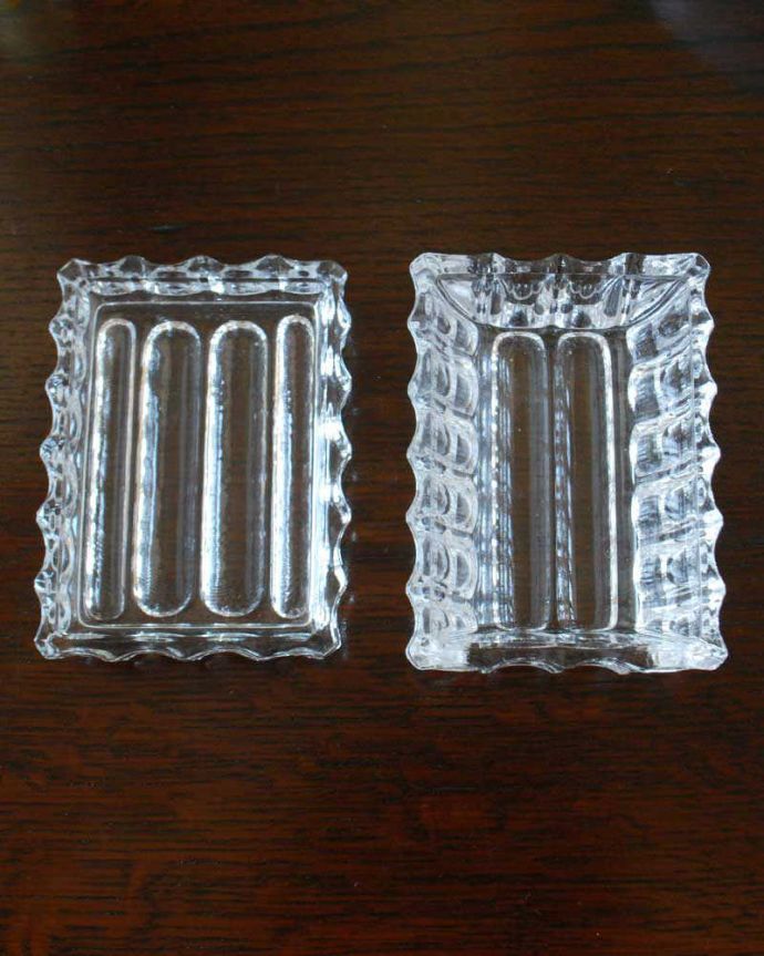 アンティーク 雑貨のガラス小物　アンティーク雑貨　きらきらのカッティングが美しいプレスドグラスのパフケース。上から見ると･･･新品ではないので多少のキズや欠けはありますが、使用上問題のないものだけを選んできましたのでご了承下さい。(pg-5257)