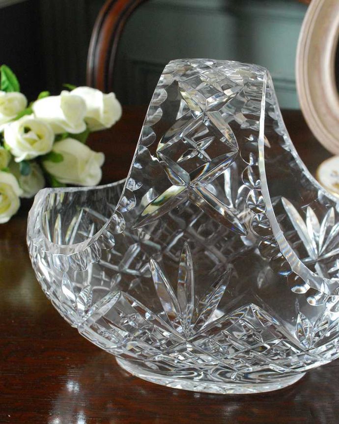 アンティーク 雑貨のガラス小物　アンティーク雑貨　大きめのたっぷりサイズが嬉しいガラスのバスケット、アンティークプレスドグラス。ガラスで出来た持ち手付きの可愛いバスケット見ているだけで可愛いバスケットの形をしたアンティークのプレスドグラス。(pg-5258)