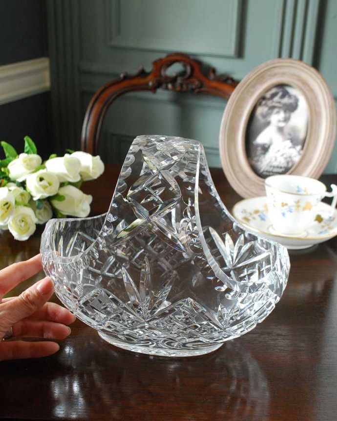 アンティーク 雑貨のガラス小物　アンティーク雑貨　大きめのたっぷりサイズが嬉しいガラスのバスケット、アンティークプレスドグラス。サイズはこれくらいです大きいものから小さいものまでサイズがいろいろあるバスケット。(pg-5258)