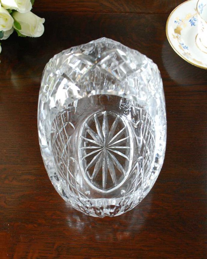 アンティーク 雑貨のガラス小物　アンティーク雑貨　大きめのたっぷりサイズが嬉しいガラスのバスケット、アンティークプレスドグラス。上から見ると･･･アンティークなので多少のキズやカケがある場合はありますが、使用上問題はありませんのでご了承下さい。(pg-5258)