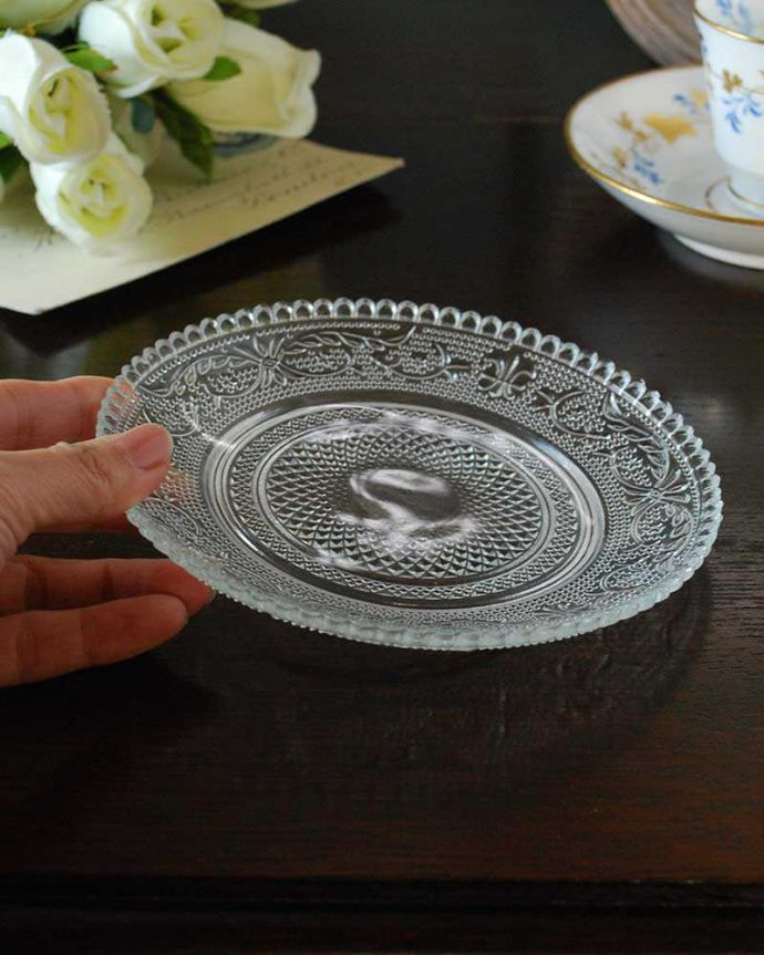 アンティーク 雑貨のガラス小物 アンティーク雑貨 繊細なデザインが食卓を彩ってくれるアンティークプレスドグラスのプレート。いろいろ便利に使えます食卓で使うのはもちろん、アクセサリーを並べたり自分だけの使い方を楽しんで下さい。(pg-5263)