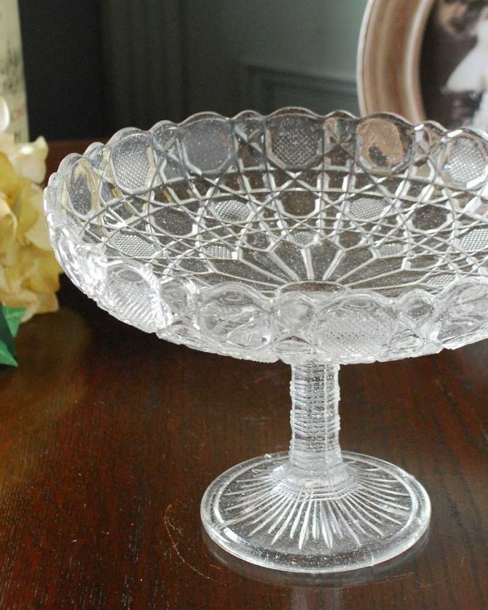 アンティーク 雑貨のガラス小物　アンティーク雑貨　テーブルが華やかになるアンティークプレスドグラス、ケーキスタンド（コンポート）。センターピースとして使われた器脚が付いているフルーツスタンドは、テーブルコーディネイトの中心として食卓の真ん中で華を添えるセンターピースとして使われていました。(pg-5269)