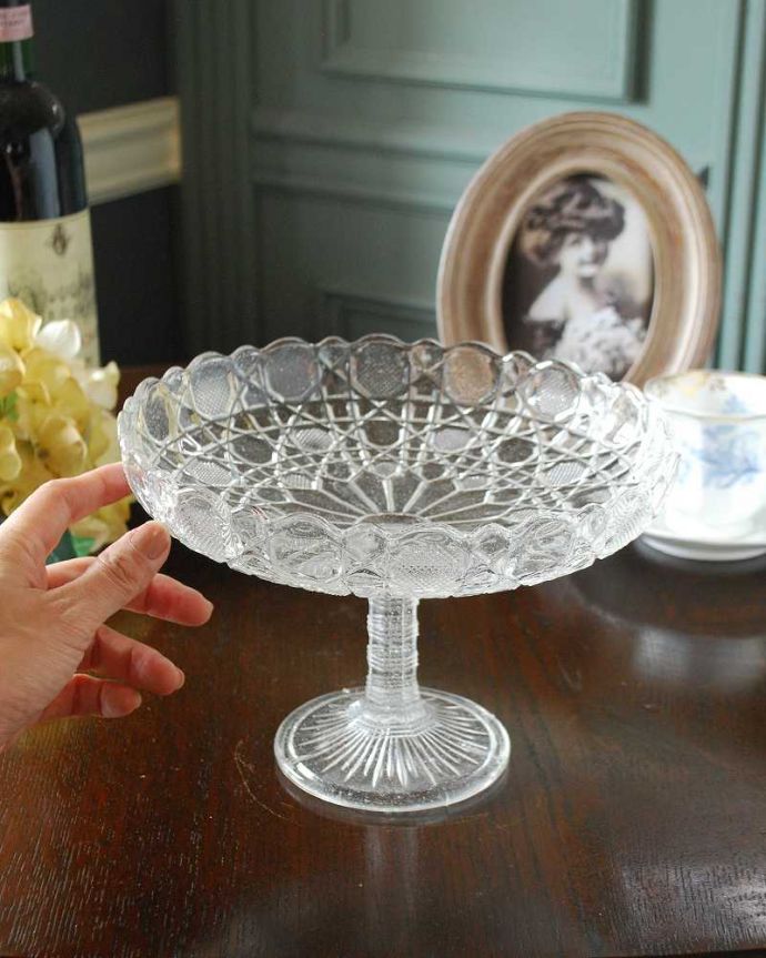 アンティーク 雑貨のガラス小物　アンティーク雑貨　テーブルが華やかになるアンティークプレスドグラス、ケーキスタンド（コンポート）。たっぷり乗せて使えますフルーツはもちろん、アクセサリーを置いたり朝食のパンやおやつ、お菓子など、いろんな使い方で楽しんで下さい。(pg-5269)