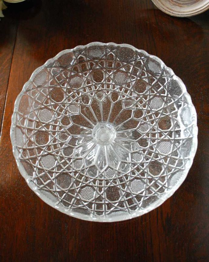アンティーク 雑貨のガラス小物　アンティーク雑貨　テーブルが華やかになるアンティークプレスドグラス、ケーキスタンド（コンポート）。上から見ると美しいデザインアンティークのため、多少の欠け・傷がある場合がありますが、使用上問題はありませんので、ご了承下さい。(pg-5269)