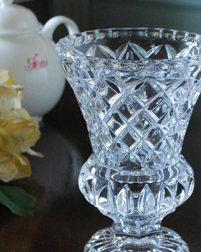 アンティーク 雑貨のガラス小物　アンティーク雑貨　宝石のようなカッティングを施した脚付きのフラワーベース（プレスドグラス）。普段の生活にパッと華を添えてくれるアンティーク気軽に使えるアンティークのプレスドグラスの中で、もっとも英国らしいアイテムの花器。(pg-5278)