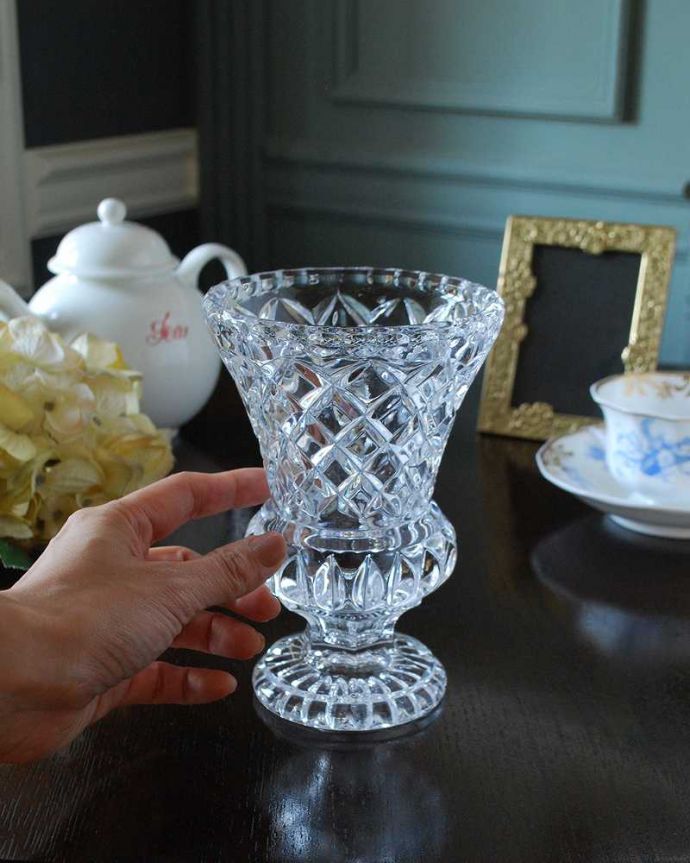 アンティーク 雑貨のガラス小物　アンティーク雑貨　宝石のようなカッティングを施した脚付きのフラワーベース（プレスドグラス）。キラキラ輝く美しさ置いておくだけでも絵になるデザイン。(pg-5278)