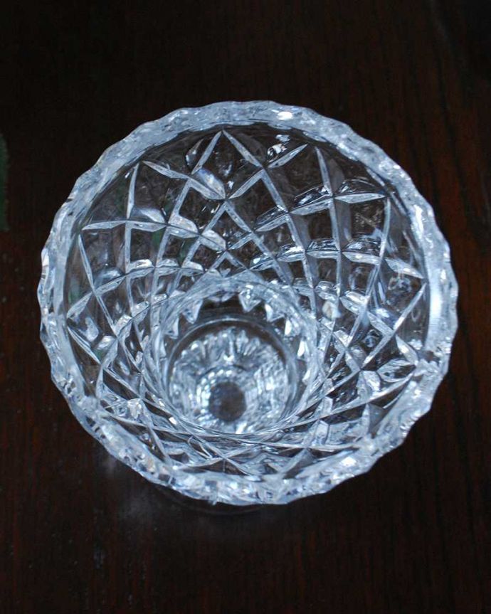 アンティーク 雑貨のガラス小物　アンティーク雑貨　宝石のようなカッティングを施した脚付きのフラワーベース（プレスドグラス）。上から見て中をチェックアンティークなので多少の欠けやキズがある場合がありますが、使用上問題ありませんのでご了承下さい。(pg-5278)