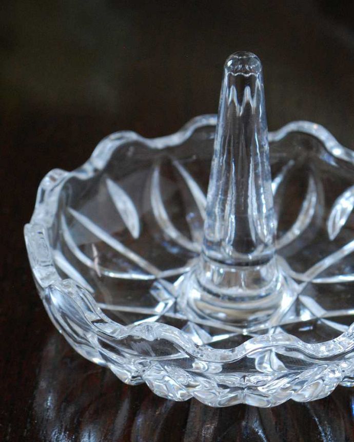 アンティーク 雑貨のガラス小物 アンティーク雑貨 アクセサリーをかわいく収納、カッティングも可愛いアンティークガラスのリングスタンド。大切な指輪のために作られた場所真ん中に指輪を通して使われていたリングスタンド。(pg-5292)