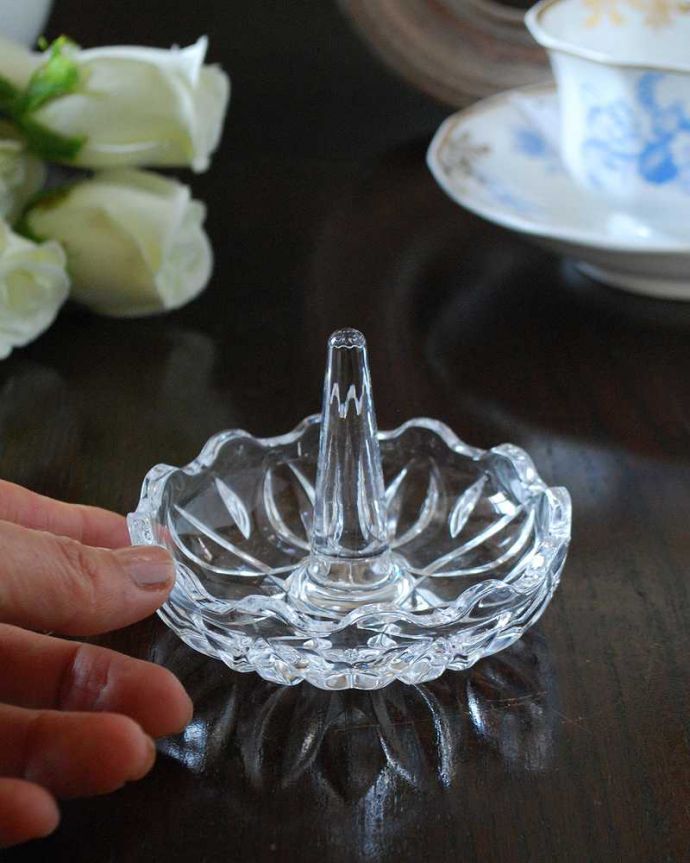 アンティーク 雑貨のガラス小物 アンティーク雑貨 アクセサリーをかわいく収納、カッティングも可愛いアンティークガラスのリングスタンド。お気に入りのアクセサリーと一緒に真ん中に指輪を挿して周りにはピアスやネックレスを。(pg-5292)