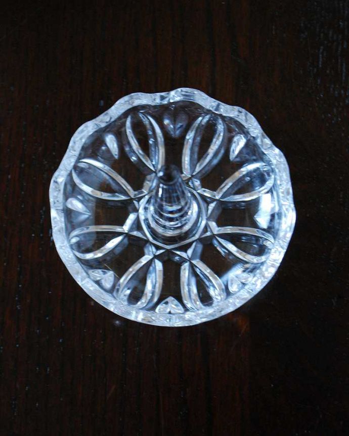 アンティーク 雑貨のガラス小物 アンティーク雑貨 アクセサリーをかわいく収納、カッティングも可愛いアンティークガラスのリングスタンド。上から見るとこんな感じですアンティークなので多少のキズ・欠けがある場合がありますが、使用上問題ありませんので予めご了承下さい。(pg-5292)