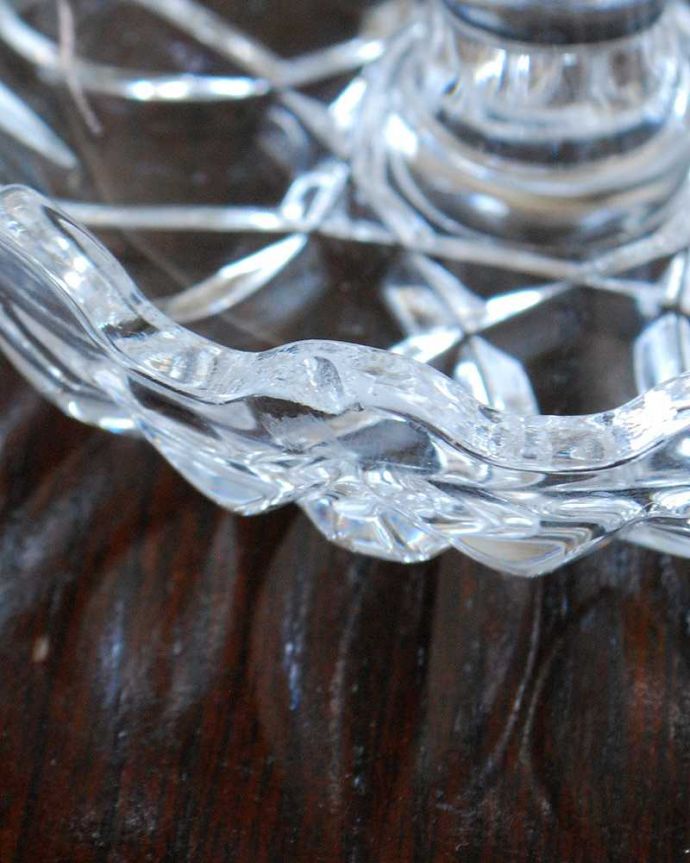 アンティーク 雑貨のガラス小物 アンティーク雑貨 アクセサリーをかわいく収納、カッティングも可愛いアンティークガラスのリングスタンド。カケがあるのでSALE価格ですカケがありました。(pg-5292)