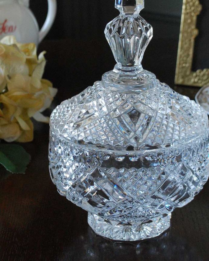 アンティーク 雑貨のガラス小物　アンティーク雑貨　特別な輝きで誰もを魅了する美しいフタ付きアンティークプレスドグラス（キャニスター）。何が中に入っていたのかな？今みたいにプラスチックじゃなく、昔はこんなに可愛いガラスの器にお菓子が入っていたんだなって思うだけでワクワクです。(pg-5299)