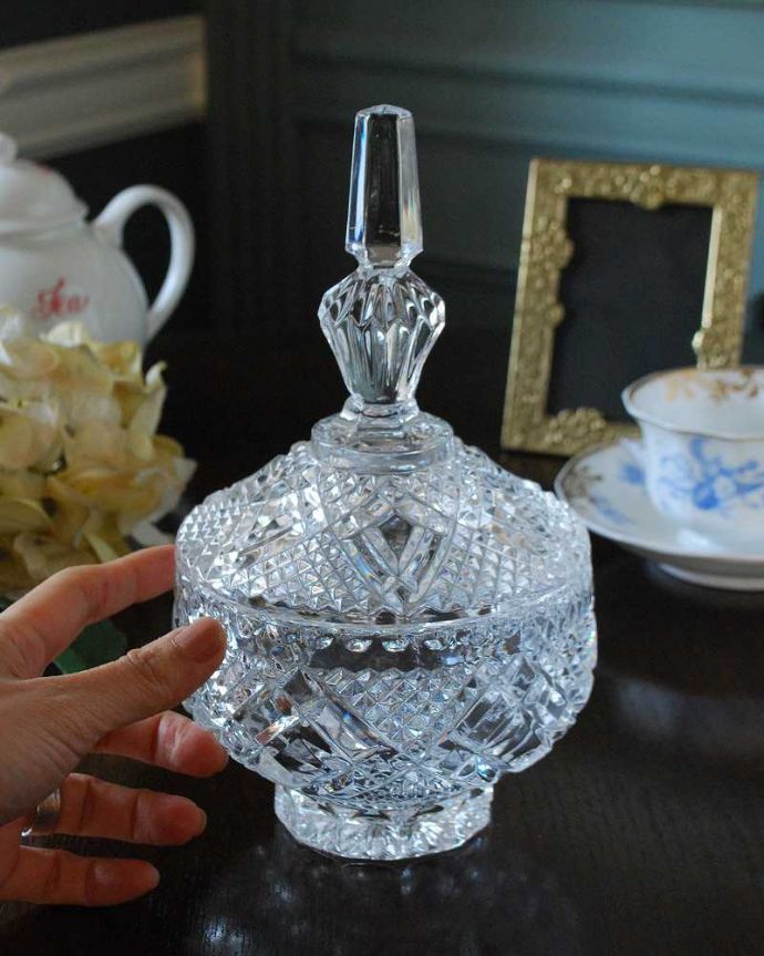 アンティーク 雑貨のガラス小物　アンティーク雑貨　特別な輝きで誰もを魅了する美しいフタ付きアンティークプレスドグラス（キャニスター）。ふたを開ける度にワクワク置いておくだけで絵になる可愛らしさ。(pg-5299)
