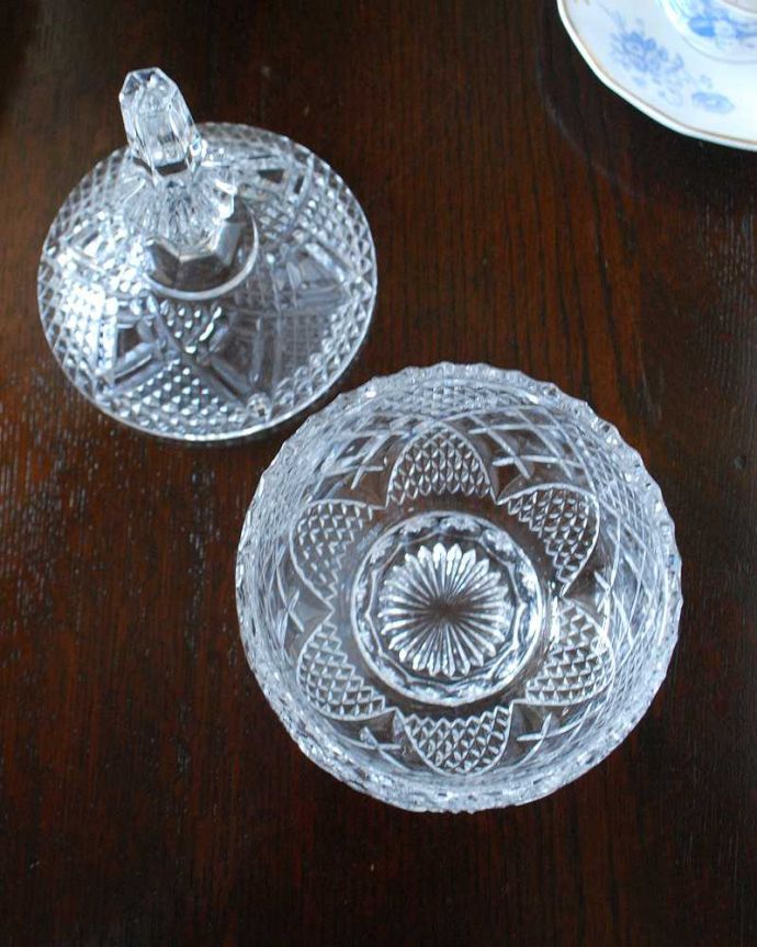 アンティーク 雑貨のガラス小物　アンティーク雑貨　特別な輝きで誰もを魅了する美しいフタ付きアンティークプレスドグラス（キャニスター）。中を見るとこんな感じアンティークなので多少のキズ・欠けがある場合がありますが、使用上問題ありませんのでご了承下さい。(pg-5299)