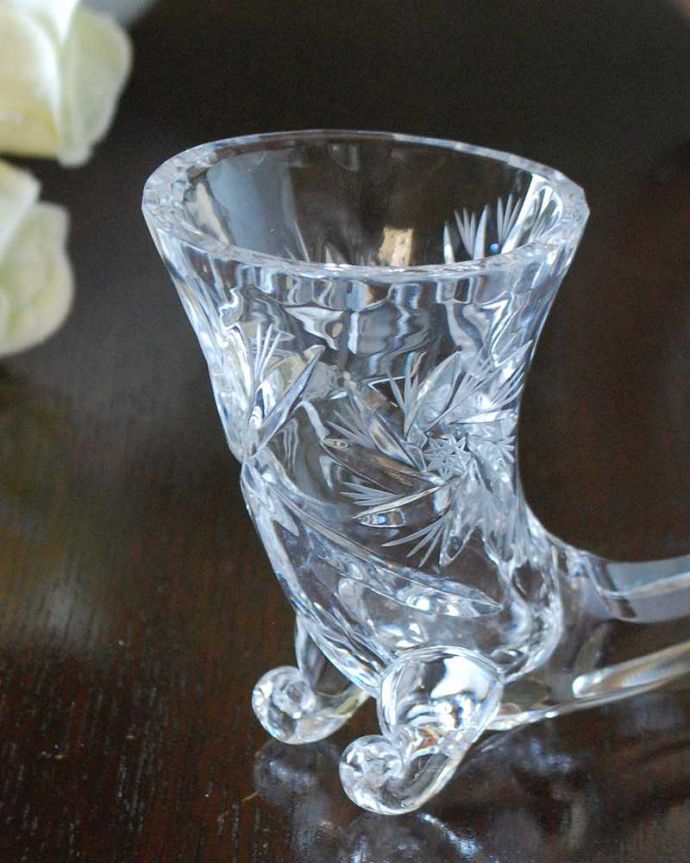 アンティーク 雑貨のガラス小物　アンティーク雑貨　足が付いた可愛いアンティークプレスドグラス（１輪挿し）。贅沢な時間が流れる1人用のパーソナル花器1人に1つずつ、お花を入れてテーブルにセットされていたパーソナル花器。(pg-5301)