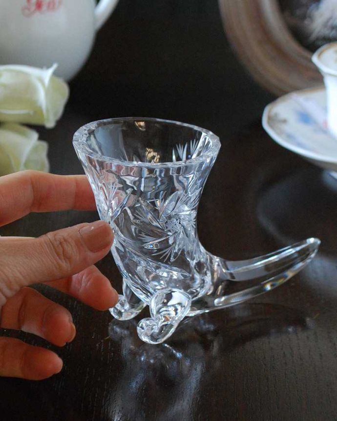 アンティーク 雑貨のガラス小物　アンティーク雑貨　足が付いた可愛いアンティークプレスドグラス（１輪挿し）。お花を１輪挿すだけ花器が美しいので１輪挿すだけでパッと華やかになります。(pg-5301)