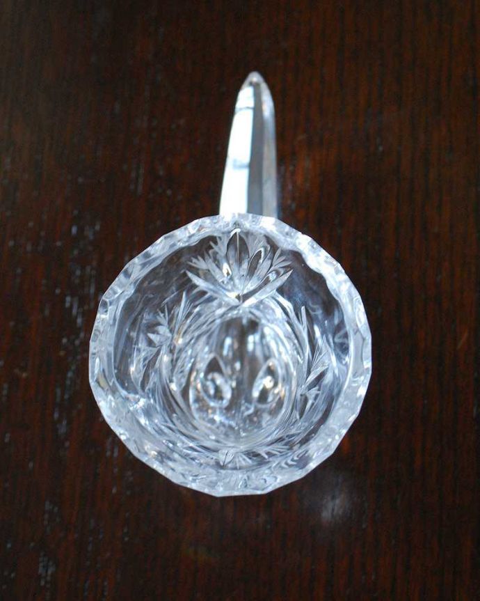 アンティーク 雑貨のガラス小物　アンティーク雑貨　足が付いた可愛いアンティークプレスドグラス（１輪挿し）。上から見るとこんな感じですアンティークなので多少のキズ・欠けがある場合がありますが、使用上問題ありませんのでご了承下さい。(pg-5301)