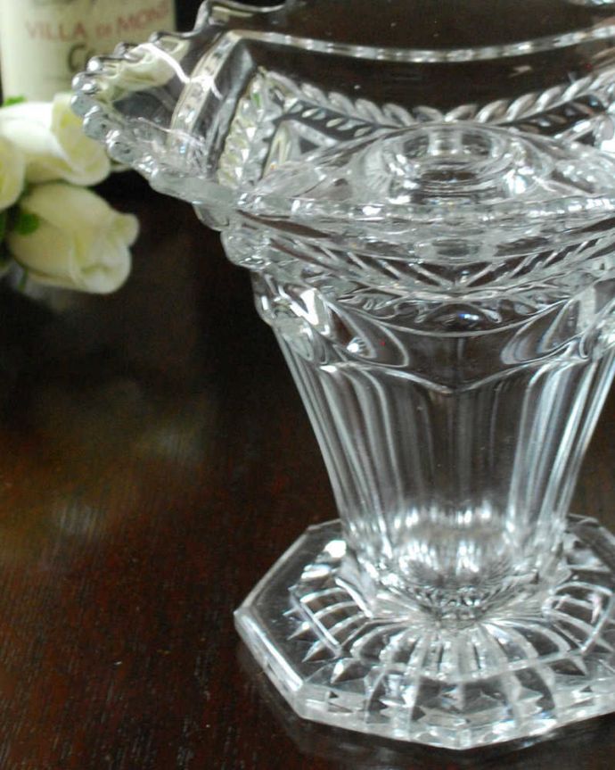 アンティーク 雑貨のガラス小物　アンティーク雑貨　ガラスの花留めがつき、大きなサイズが豪華なアンティークプレスドグラスのフラワーベース（花器）。見つかった時はラッキー☆ガラスのフラワーベースガラスの花留めが割れずに今まで残っていてくれたことにまずは感謝。(pg-5303)