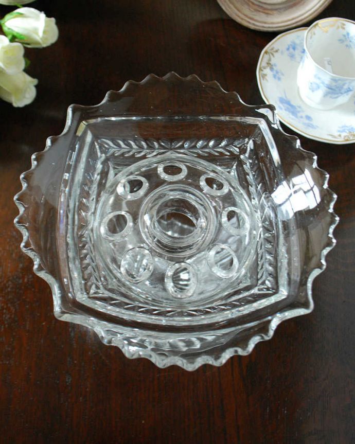アンティーク 雑貨のガラス小物　アンティーク雑貨　ガラスの花留めがつき、大きなサイズが豪華なアンティークプレスドグラスのフラワーベース（花器）。上からのぞいて見ると･･･アンティークなので多少のキズ・欠けがある場合がありますが、使用上問題はありませんので、ご了承下さい。(pg-5303)