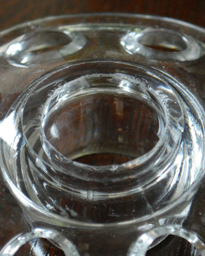 アンティーク 雑貨のガラス小物　アンティーク雑貨　ガラスの花留めがつき、大きなサイズが豪華なアンティークプレスドグラスのフラワーベース（花器）。カケがあったのでSALE価格ですコンディションのいいものだけを選んできましたが、目立つカケが見つかったのでSALE価格になっています。(pg-5303)