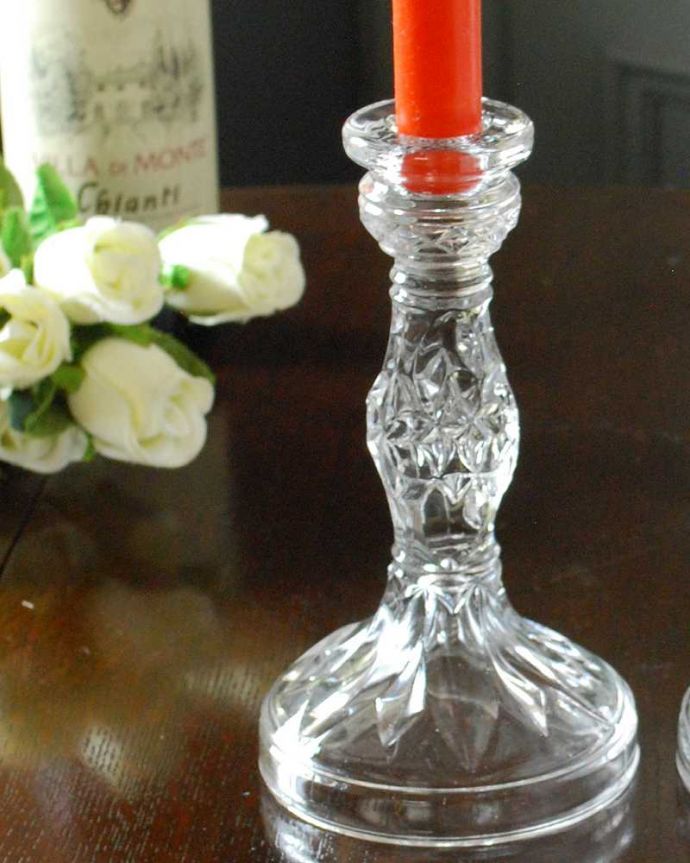 アンティーク 雑貨のガラス小物 アンティーク雑貨 きらきら輝くガラスのアンティークキャンドルスタンドセット、プレスドグラス。ドレッシングセットの必須アイテムでしたもともとはドレッシングセットとしてパフケースと一緒にトレイの上に必ずセッティングされていたキャンドルスタンド。(pg-5305)